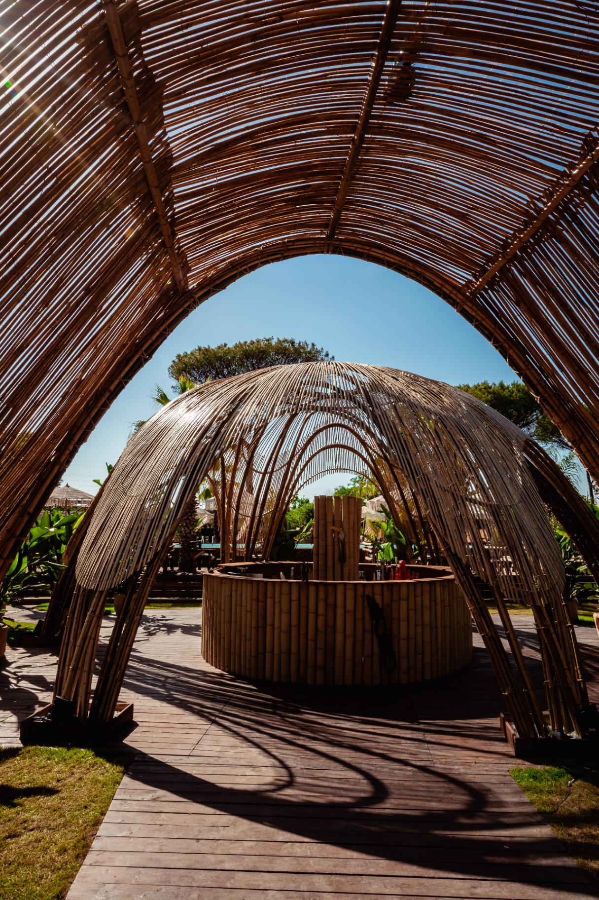 Cupola in bamboo e pergola sulla piscina di Kalaya