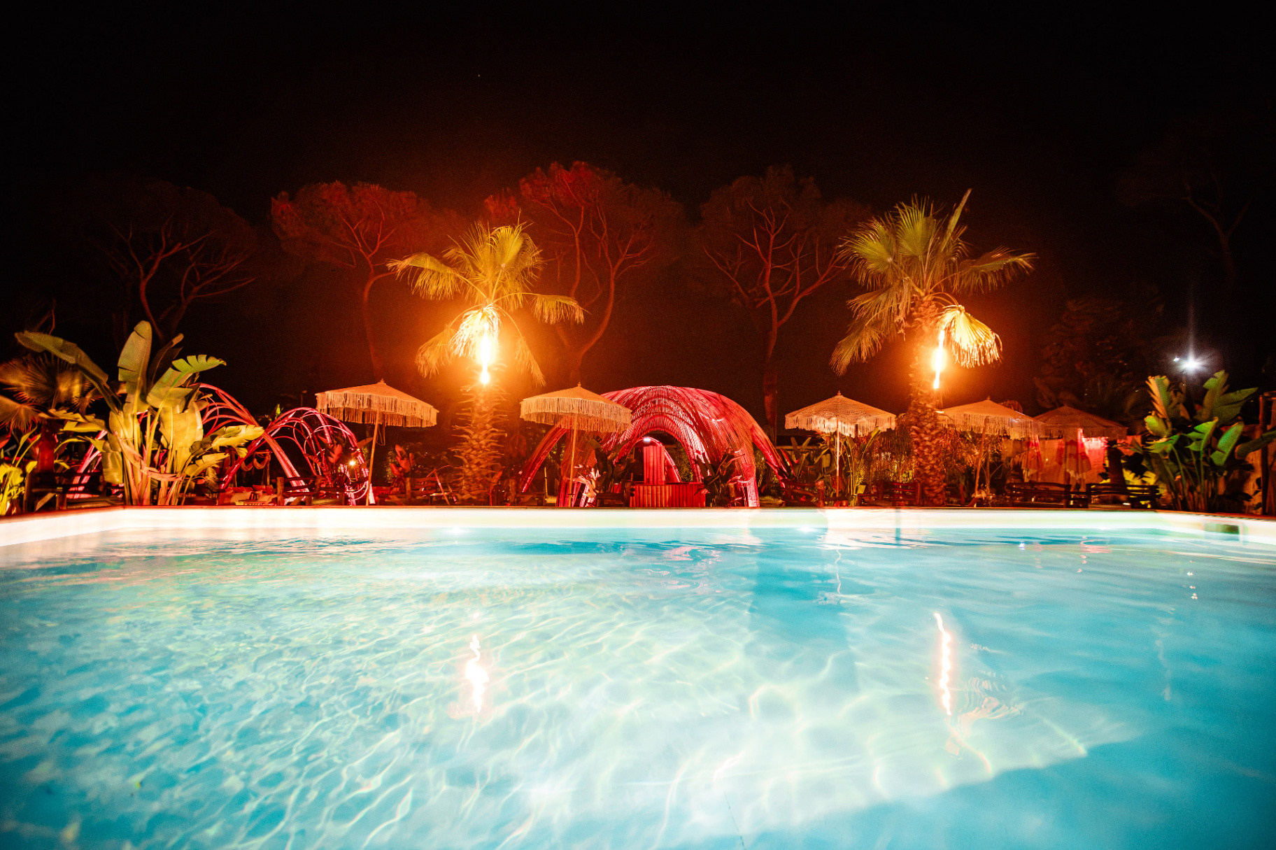 Piscina di Kalaya illuminata di notte