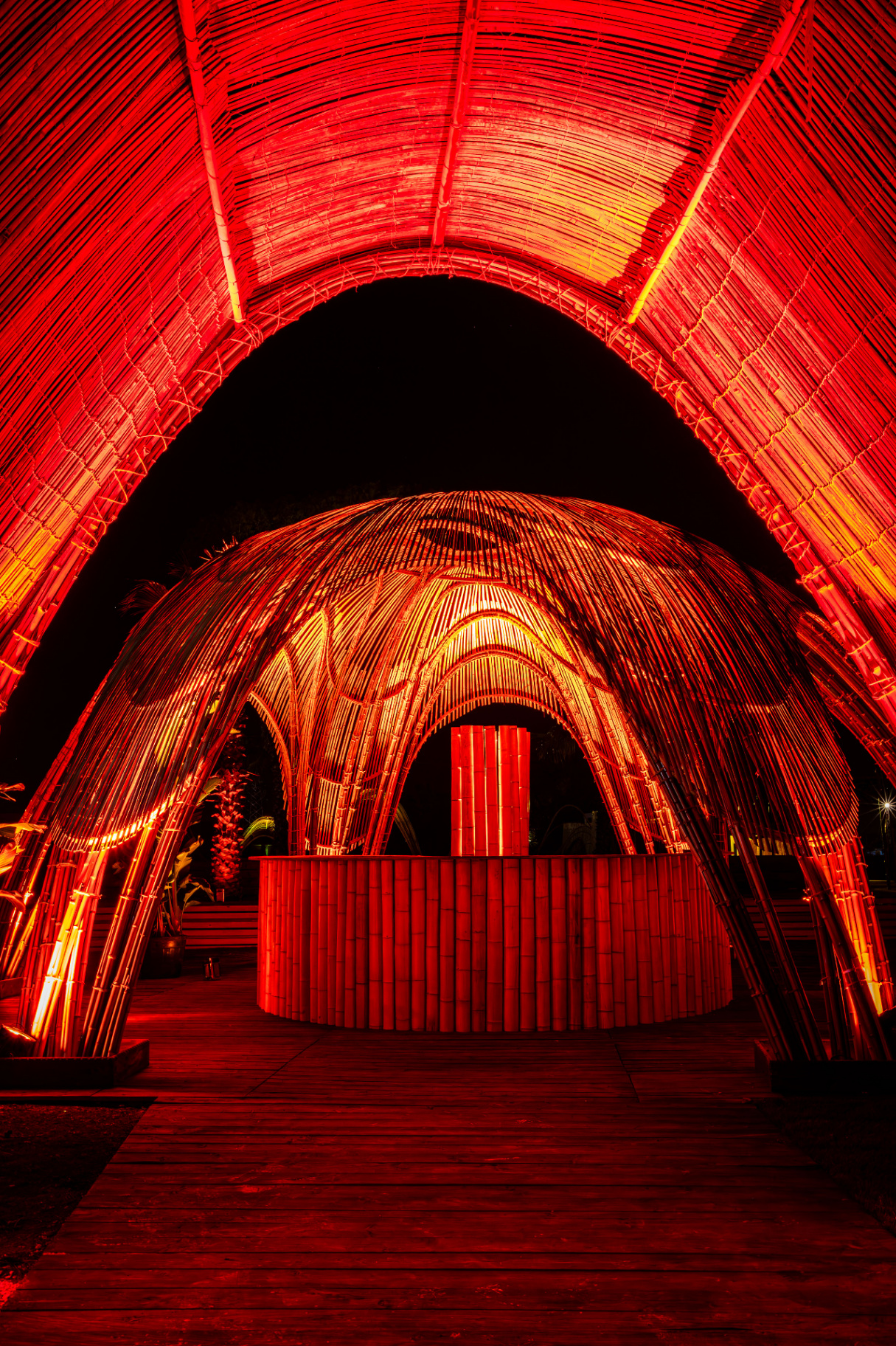Architettura in bamboo di Kalaya illuminata di rosso